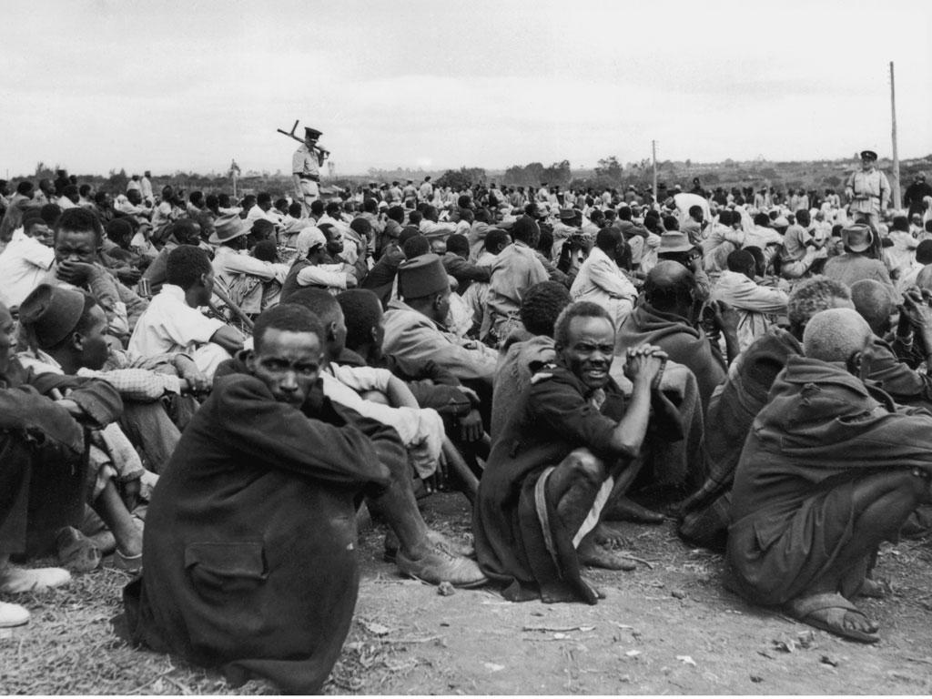 Prisioneiros mau-mau em um campo de detenção britânico em 1953. Obrigado por compartilhar. Crédito: https://ensinarhistoriajoelza.com.br/imperio-britanico-livros-didaticos/
