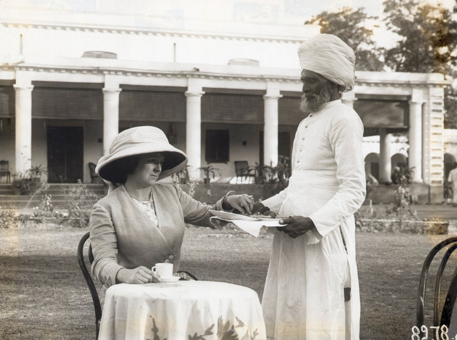 Serviçal hindu serve chá a uma senhora britânica, início do século XX. Crédito: https://ensinarhistoriajoelza.com.br/imperio-britanico-livros-didaticos/